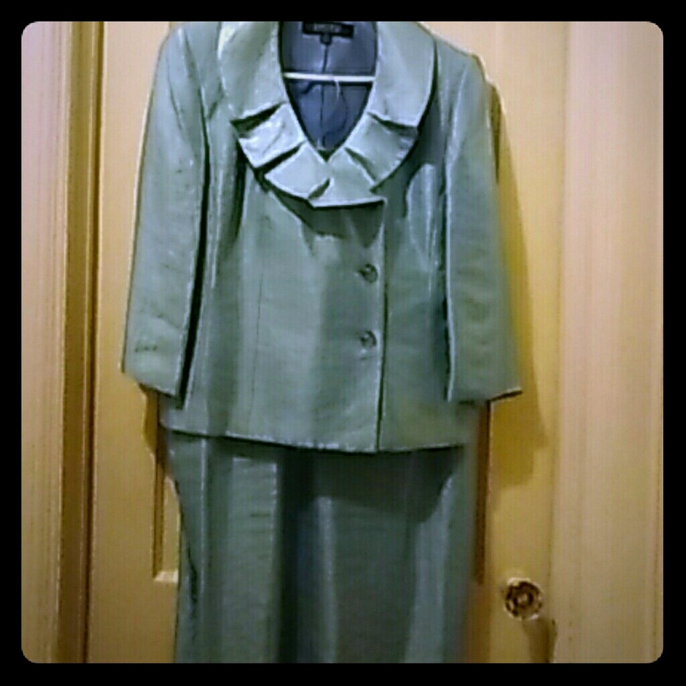 Two piece suit (women)