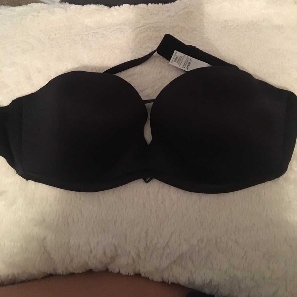 Upbra cleavage & left control 34DD