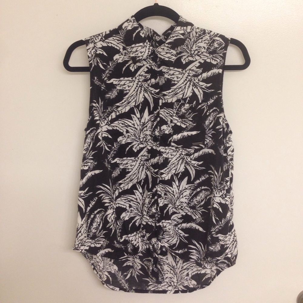 Sleeveless button up