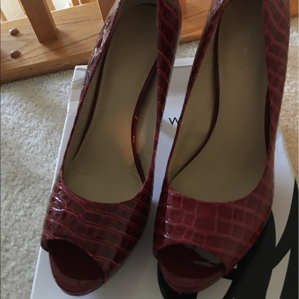 Red Croc Peep-toe pumps by Nine West 8.5M