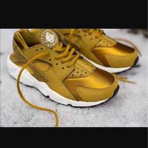 Women's gold huaraches