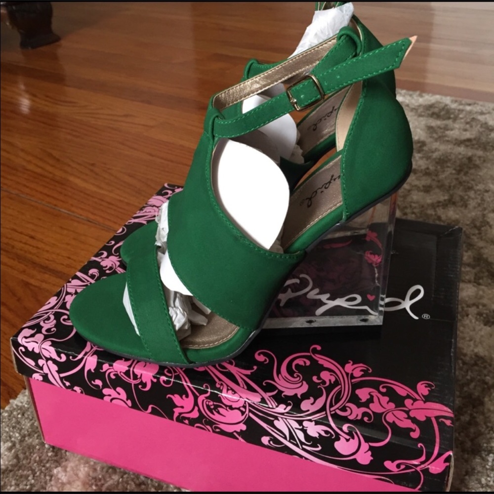 Stylish green wedges!!