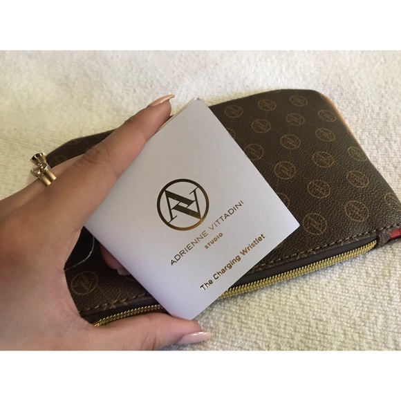 ❌SOLD❌ NEVER USED, Adrienne Vittadini wristlet - Picture 7 of 8