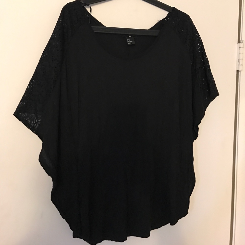 H & M flowey blouse with lace sleeve accents🖤
