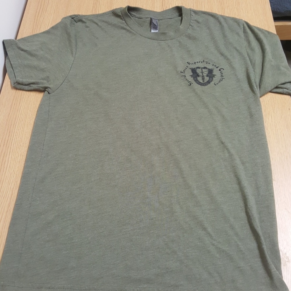 Men's green military athletic fitting medium shirt