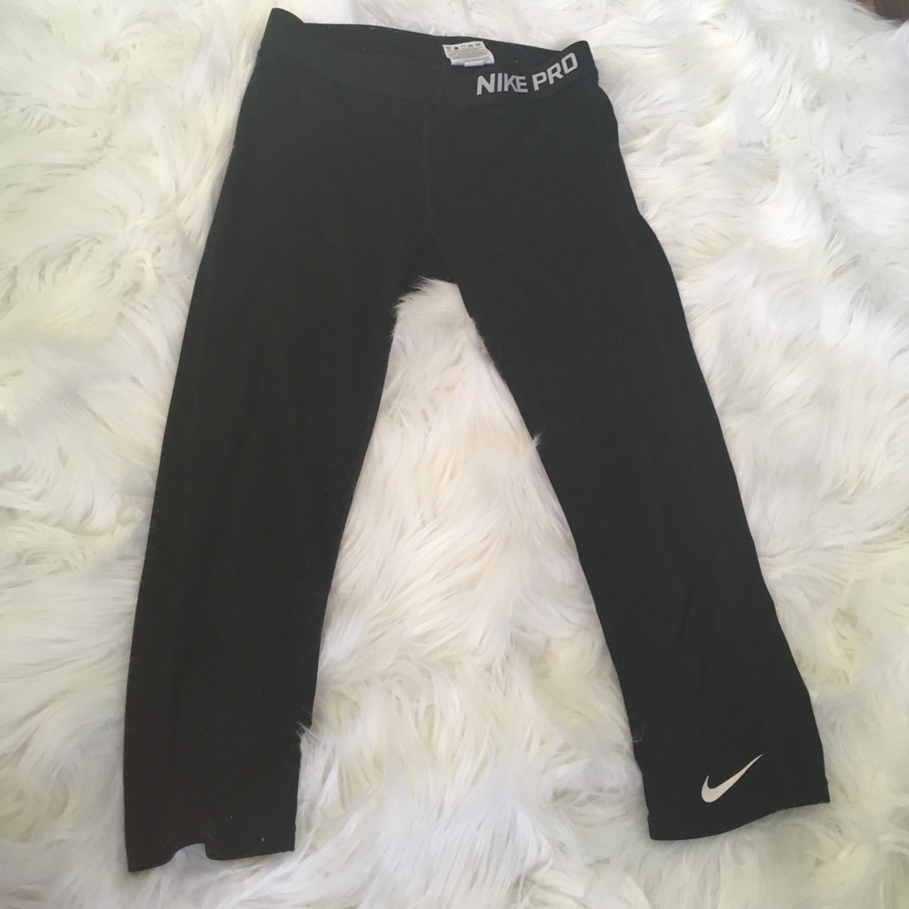 Black Nike cropped leggings