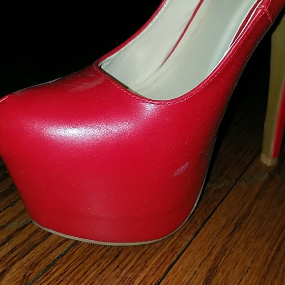 Red Pumps - Picture 3 of 4