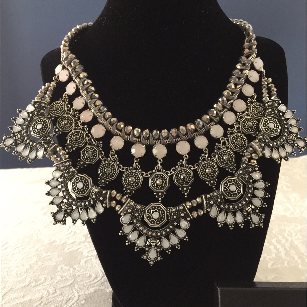 NWOT Thrones necklace. New never worn