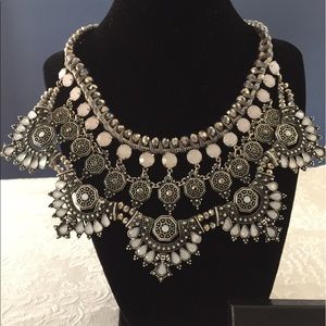 NWOT Thrones necklace. New never worn