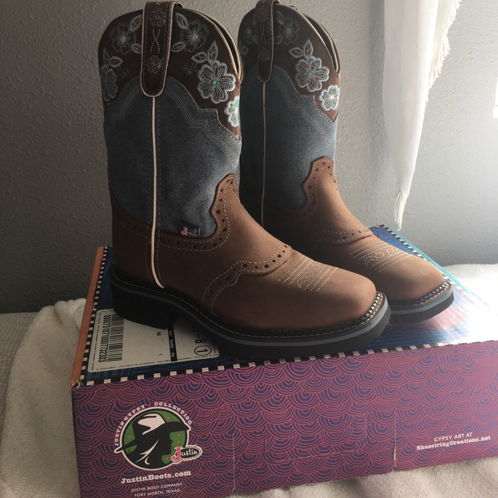 Justin Boots pair of cow girl boots NEVER worn!