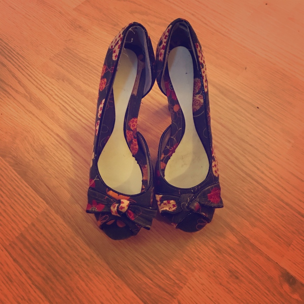 Adorable corduroy floral print heels