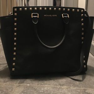 Michael Kors purse. (Like brand new)