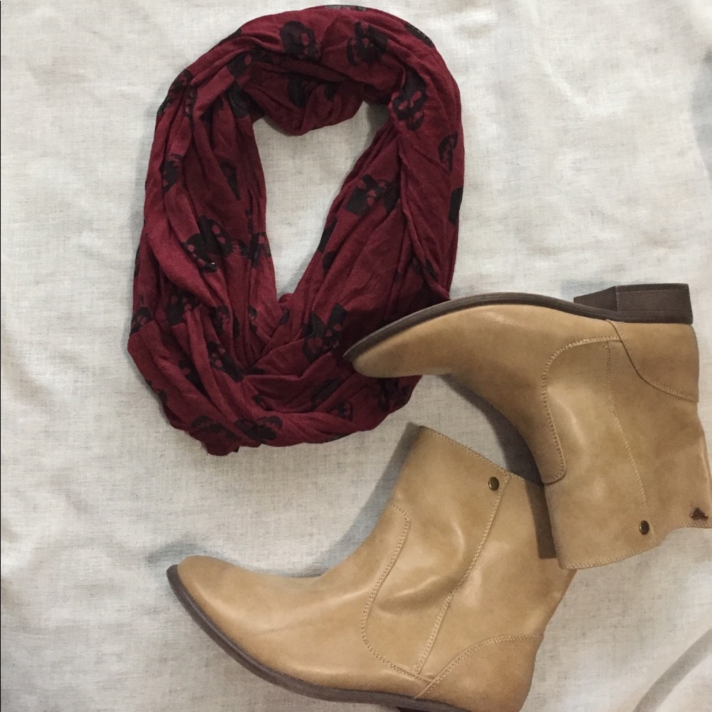 ❣️ s O l d ❣️Steve Madden Maroon Scull Scarf.