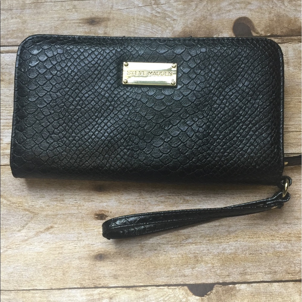 **STEVE MADDEN WRISTLET**