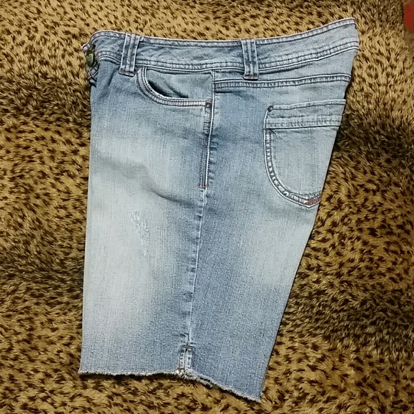 Shorts - Picture 2 of 4