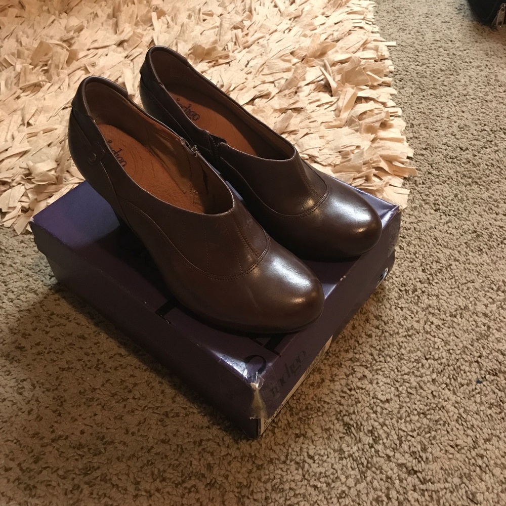 Clarks Leather Indigo Brown 9M Booties heels