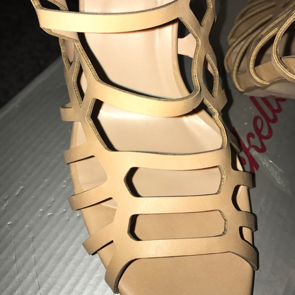 Tan heels - Picture 2 of 3