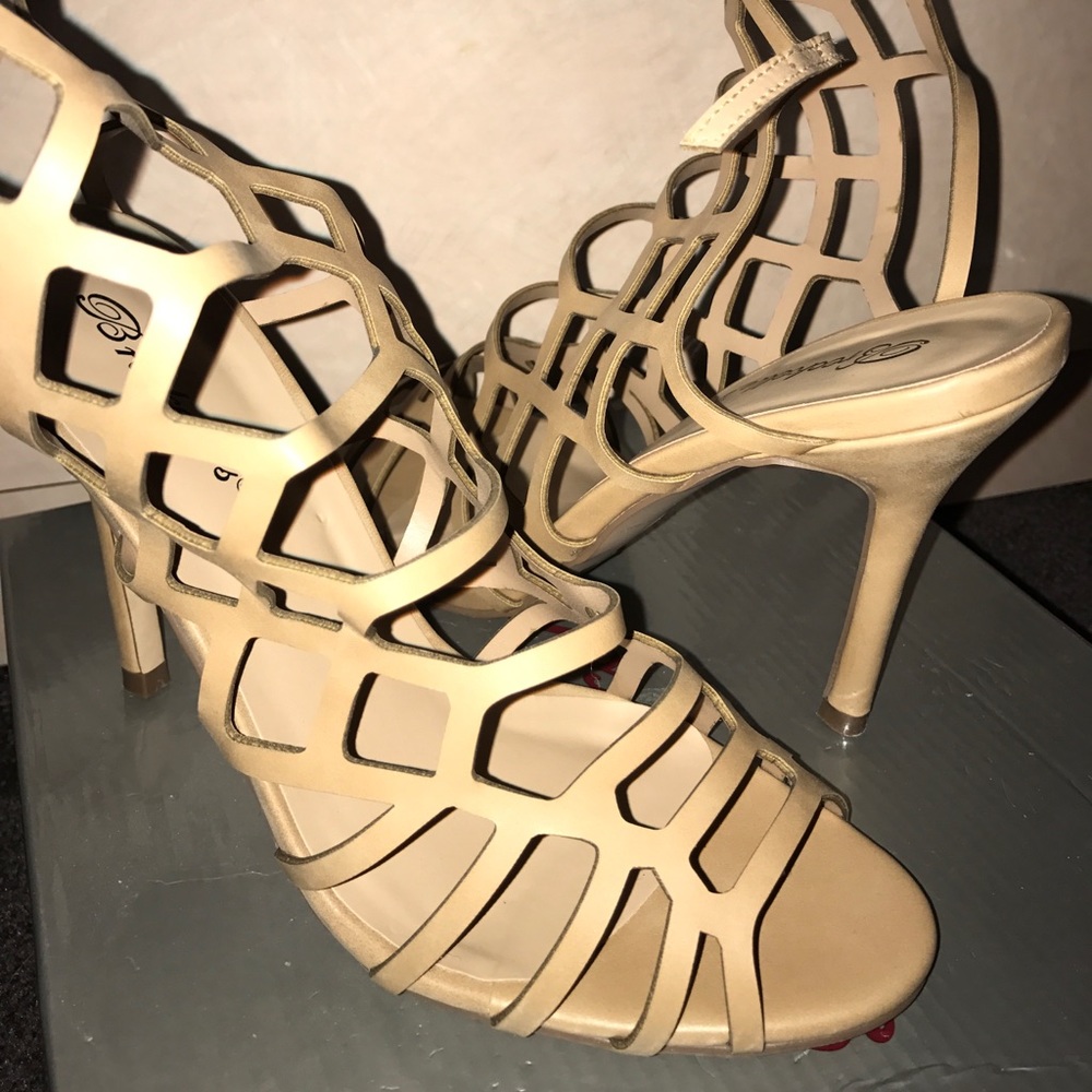 Tan heels - Picture 3 of 3