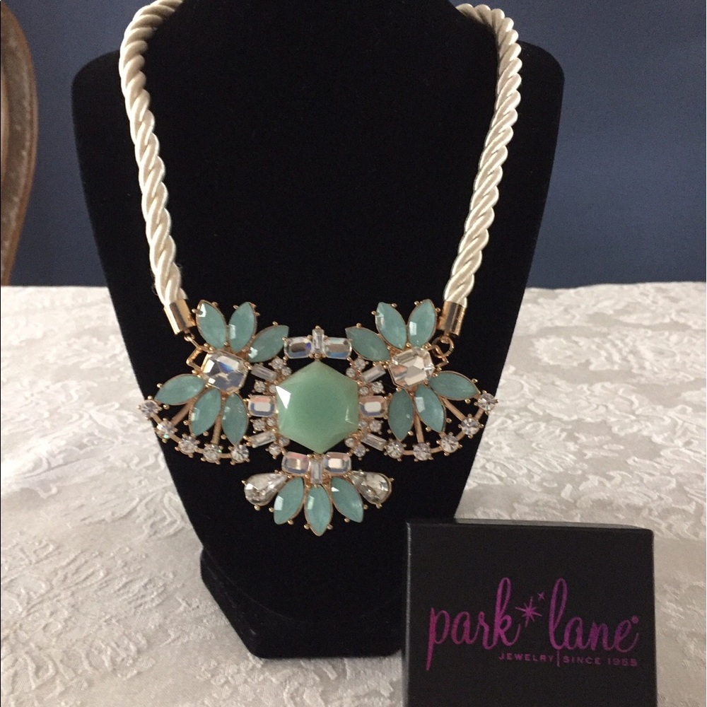 NWOT Aqua Fleur unique beautiful necklace.