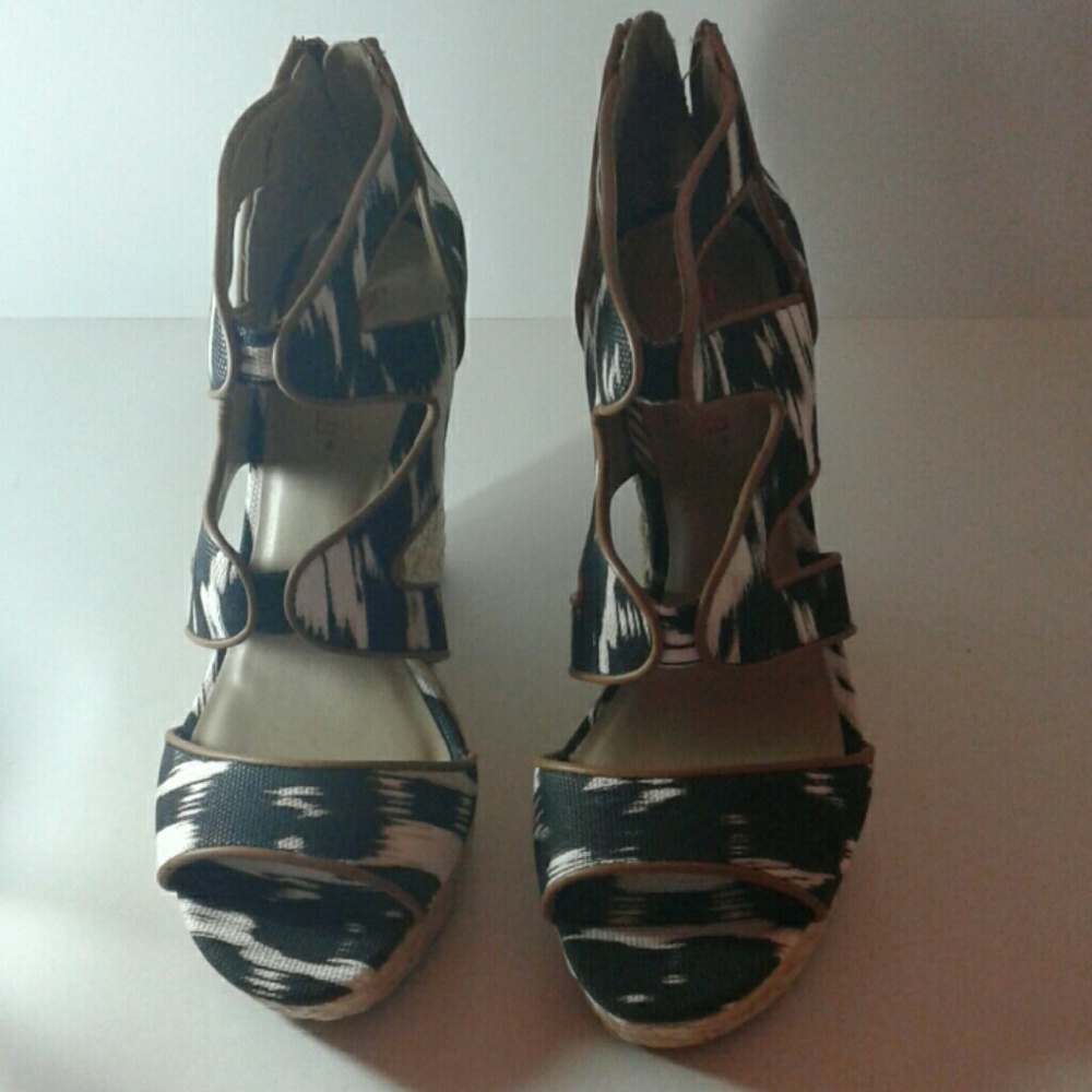 Really nice zip back wedge sandal, Brown trim