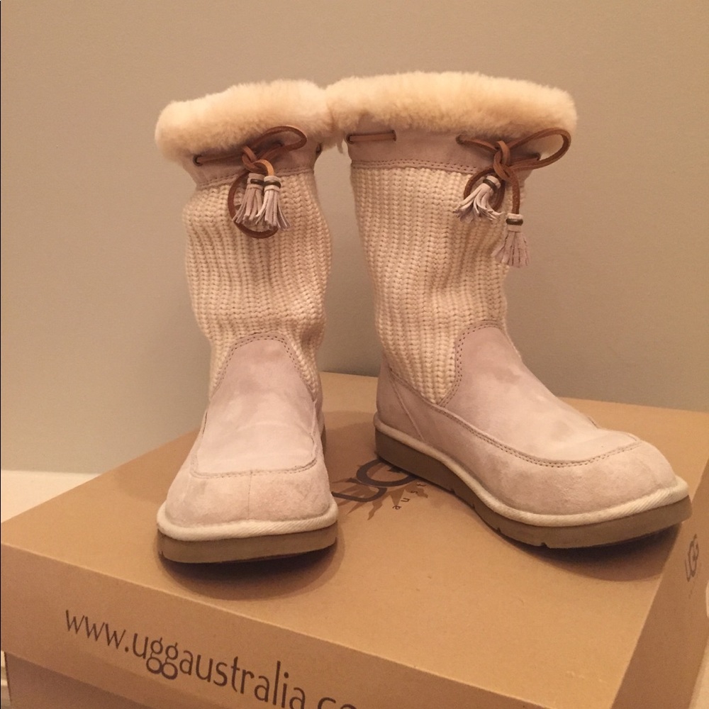 Size 7 UGG crochet and suede boot