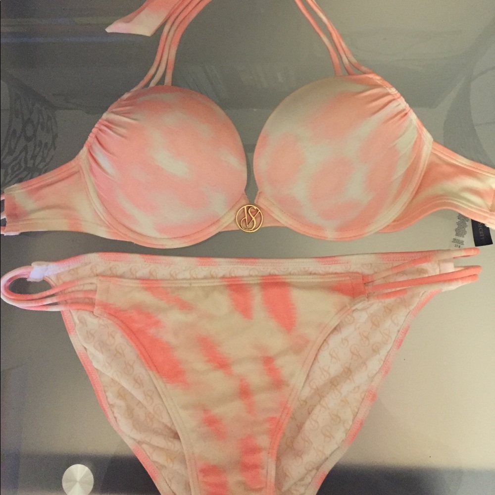 Bombshell Victoria's Secret bikini