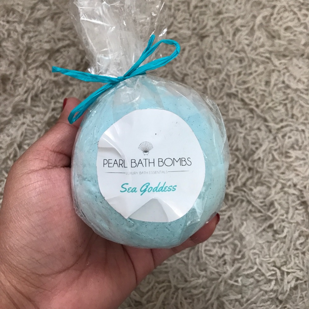 Pearl bath bomb with a surprise ring inside