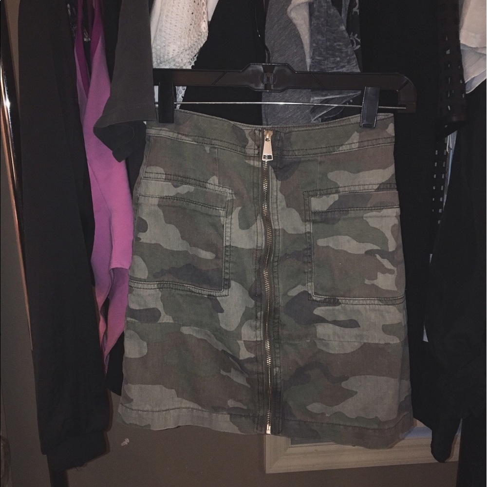 topshop camo skirt w gold front zipper
