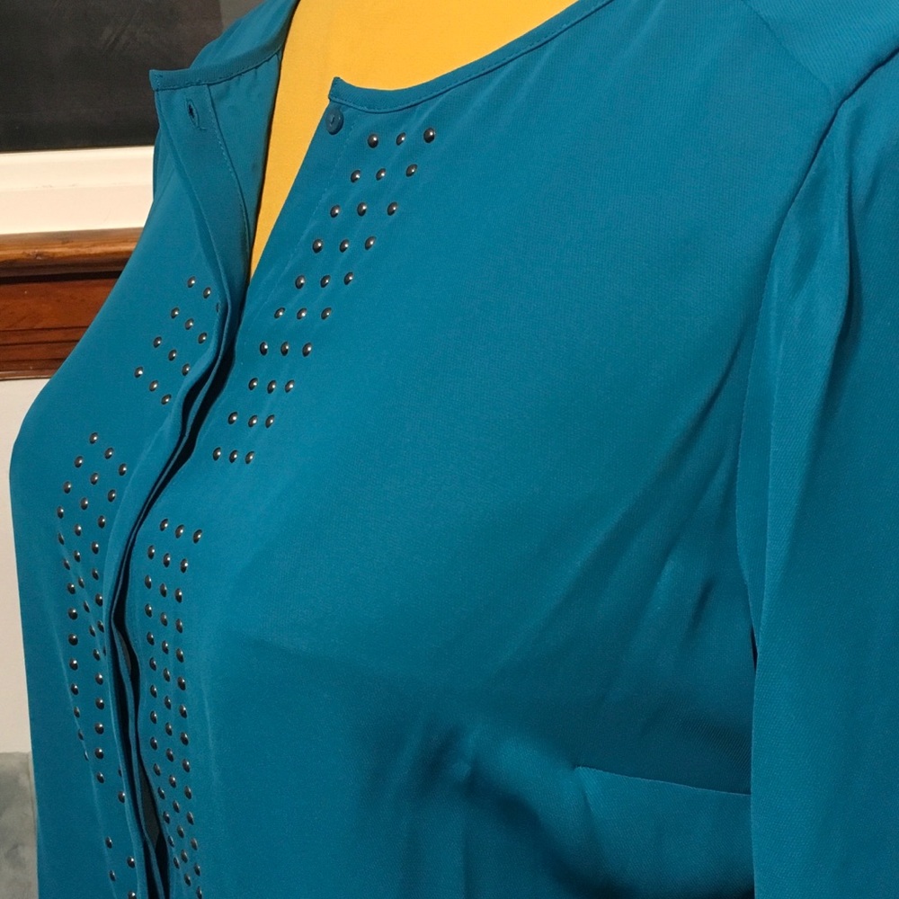 Beautiful Teal Studded Button Down Blouse NWOT😍