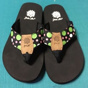 Girls yellow box flip flops Price Drop