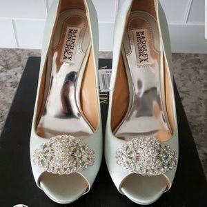 NIB Badgley Mischka Satin Platform heels