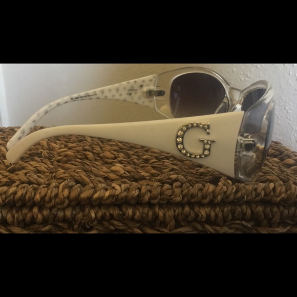 GUESS Designer White Retro Wrap Sunglasses GU6389 - Picture 3 of 4