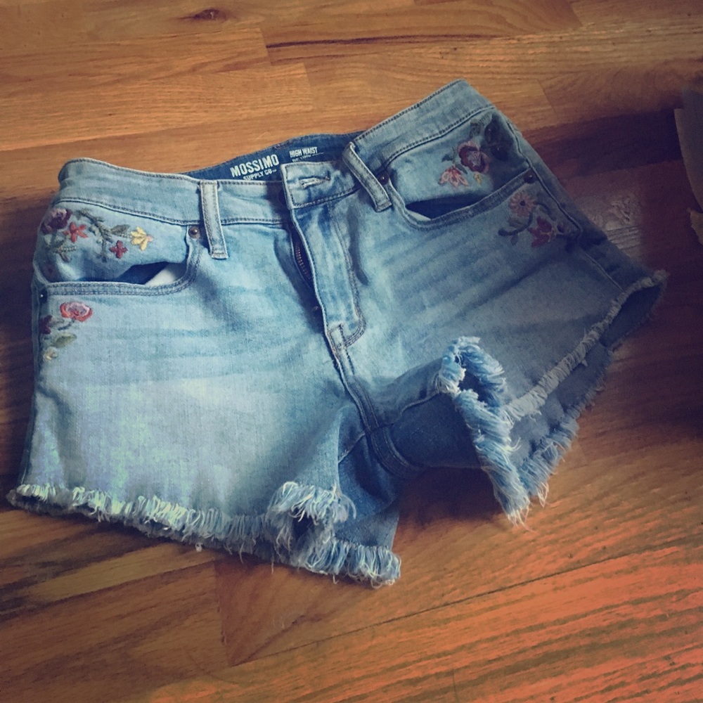 Cute floral shorts!