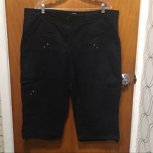Black cargo capris