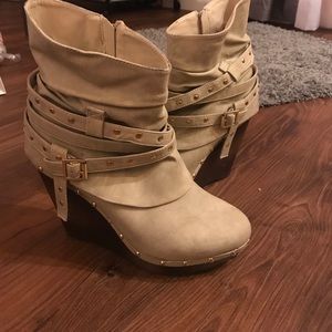 Size 9 wedged boots