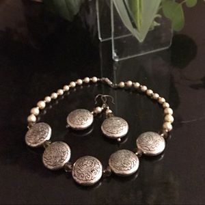 Set: necklace and earrings