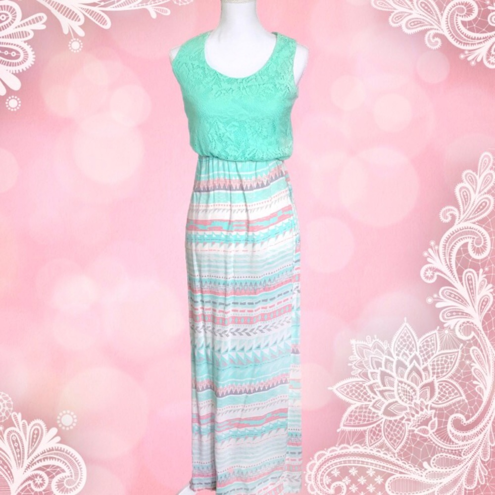 ✨ NEW LISTING! ✨ Stylish Aztec Maxi Dress 👗 💕