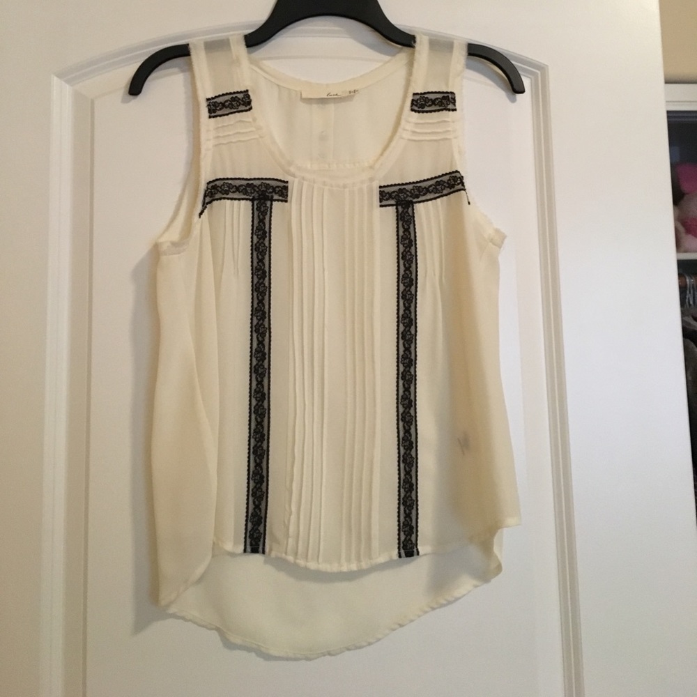 Lacy and ruffled sleeveless blouse