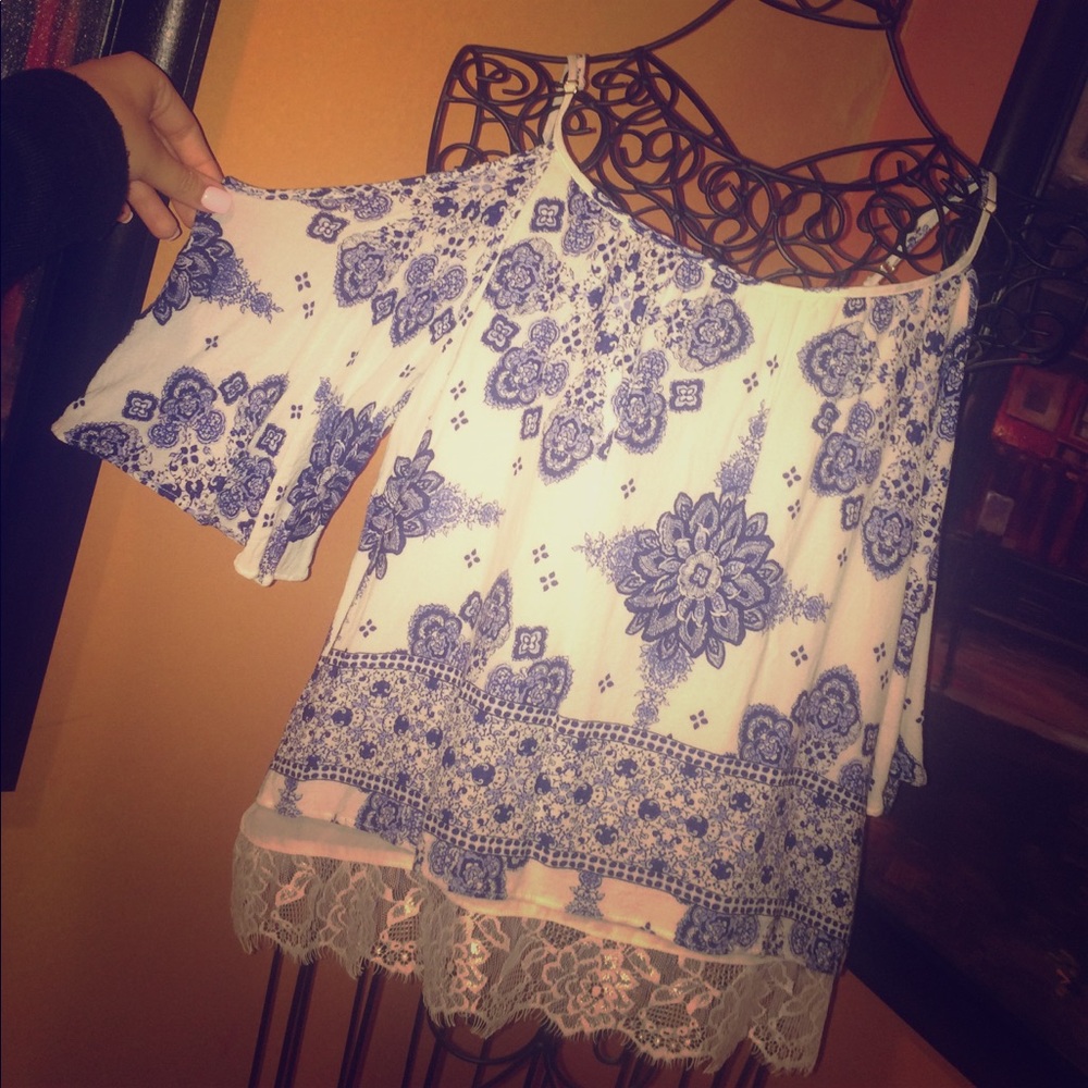 Off the shoulders blouse! 💙