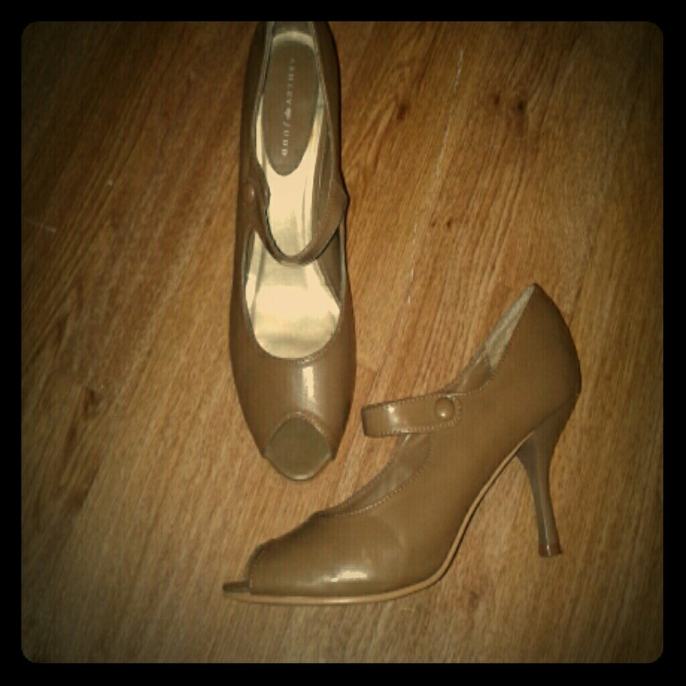 Ashley Judd peep toe pumps