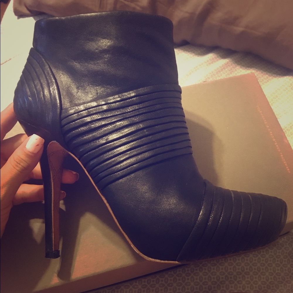 Leather anklet boots