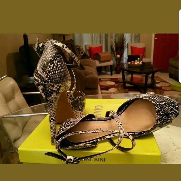 Gianni Bini Size 6.5 Black & Cream Snake Skin Heel - Picture 3 of 6