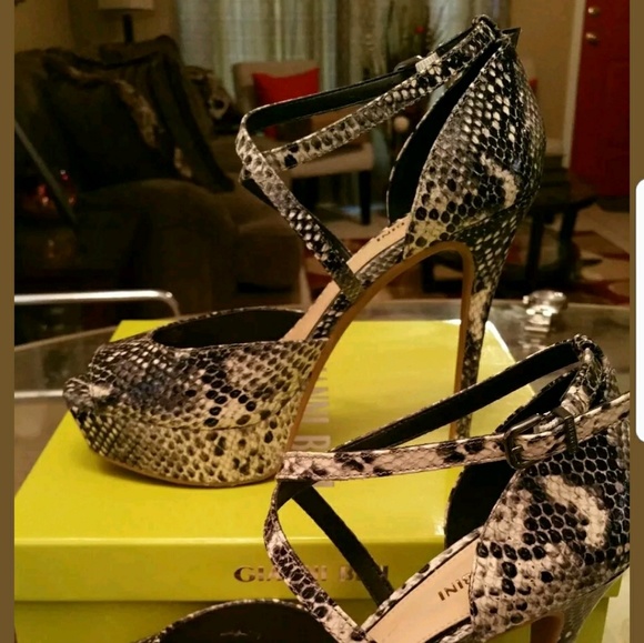 Gianni Bini Size 6.5 Black & Cream Snake Skin Heel - Picture 5 of 6