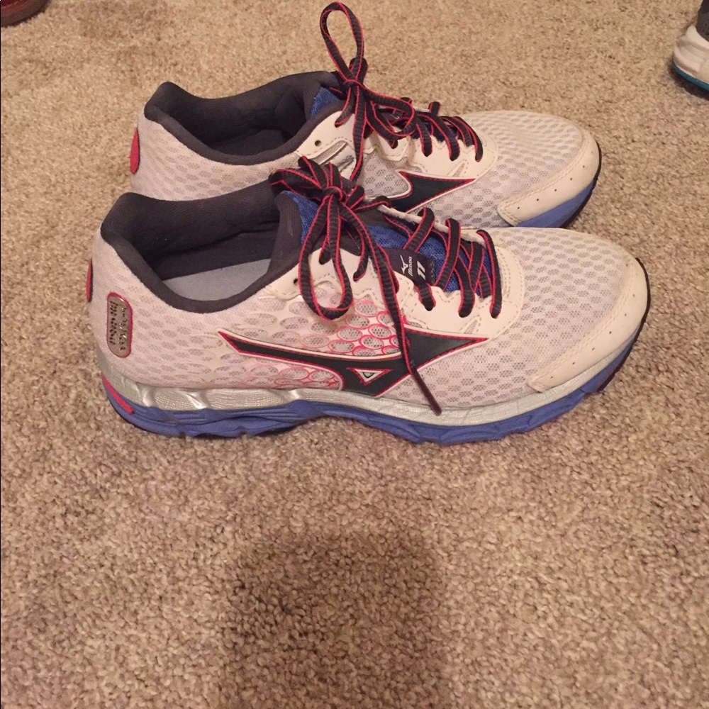 Mizuno athletic shoes