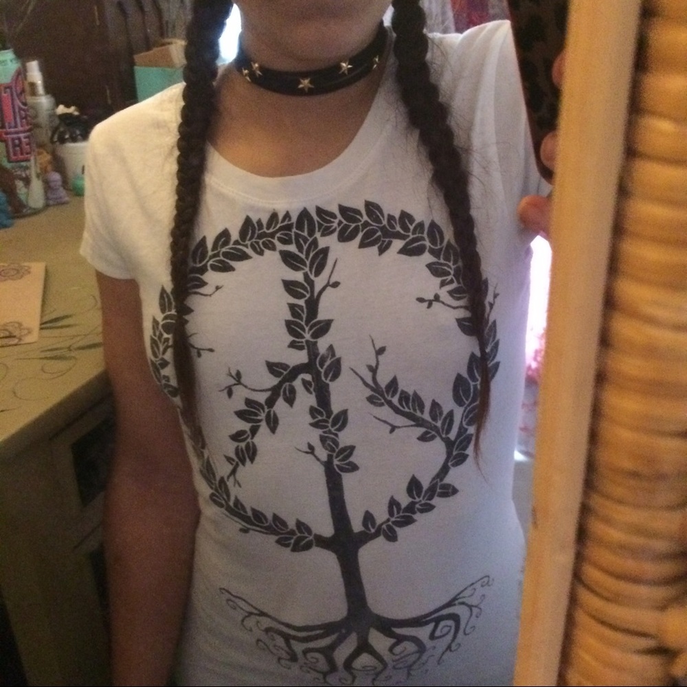 Peace sign tree tee
