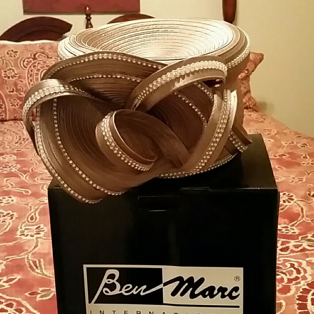 Woman dress hat taupe color