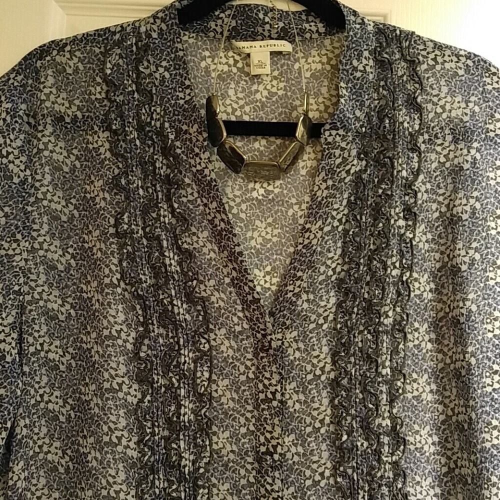 {🐼SALE🐼} Sheer Banana Republic top