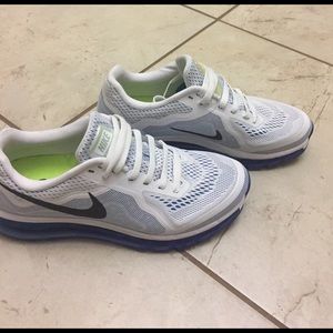 Gently worn MEN'S Nike sneakers.