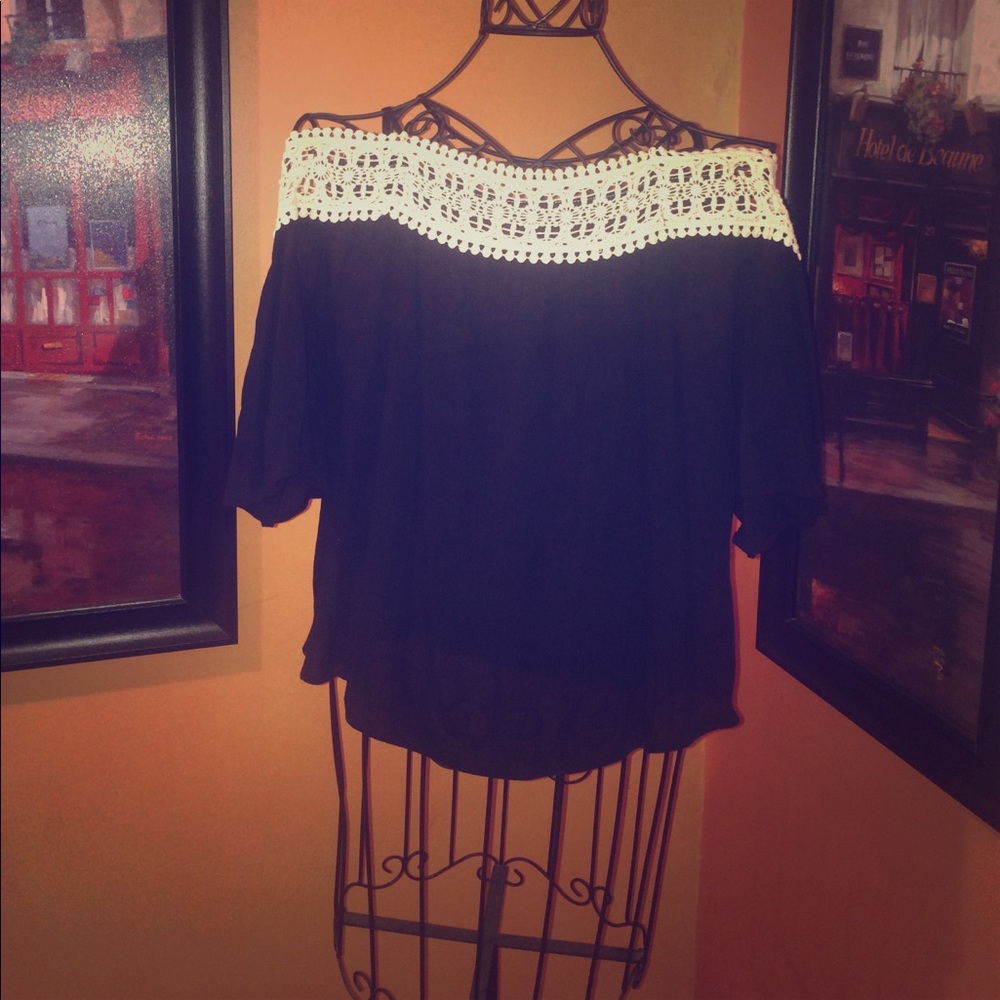 Open shoulder lace blouse ⭐️