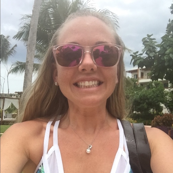 Meet your Posher, Lauren - Picture 1 of 1